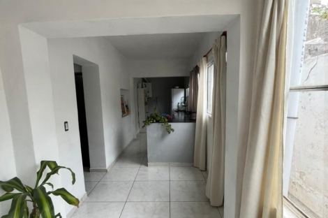 Casa con jardín a pocas cuadras del centro