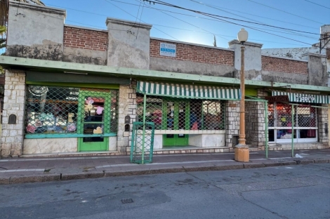 Locales comerciales en el centro de Capilla del Monte con dos deptos y una casa a remodelar