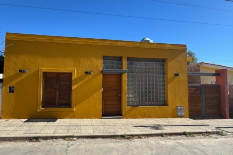 Casa a dos cuadras de calle Techada